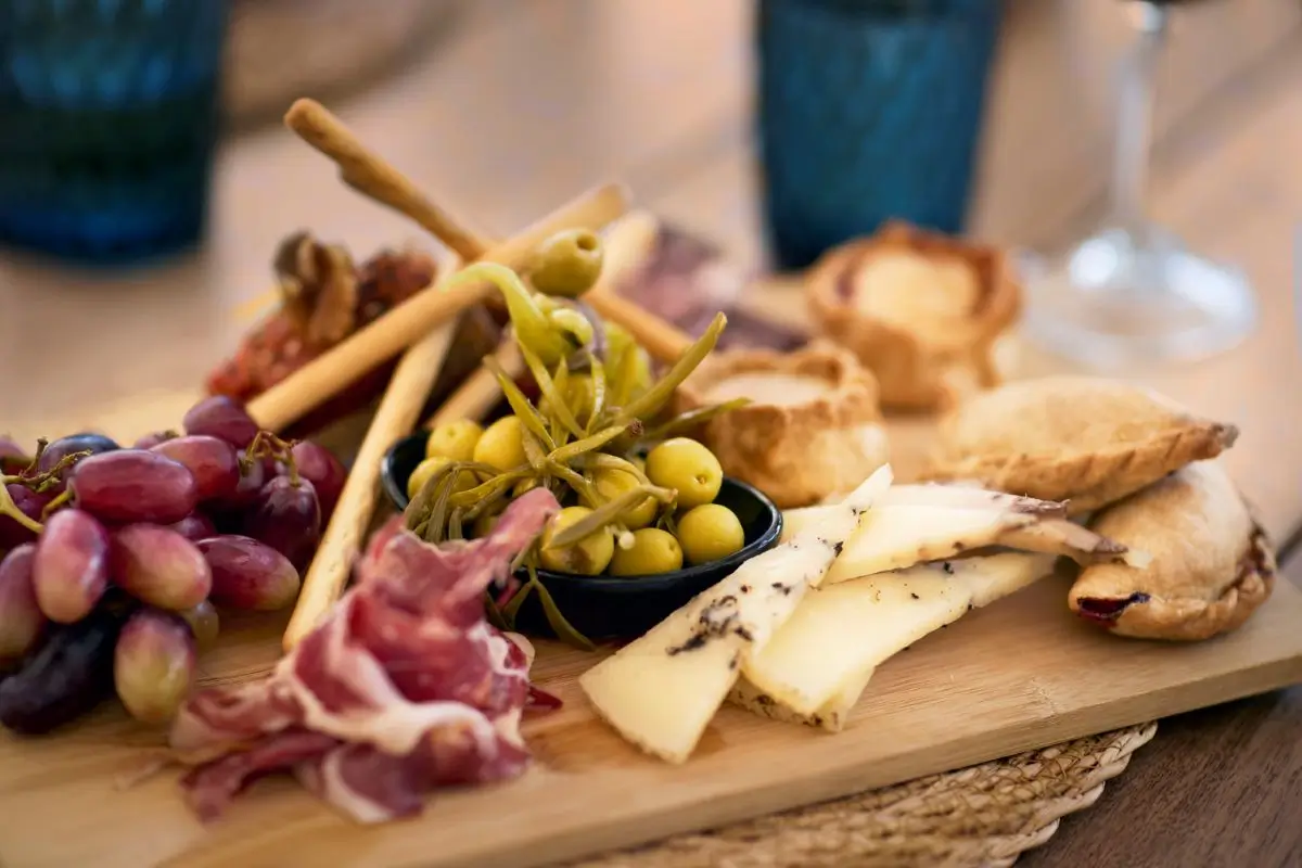 A close-up of a delicious charcuterie board with assorted meats and cheeses at Son Antem Golf Mallorca La Terrassa.